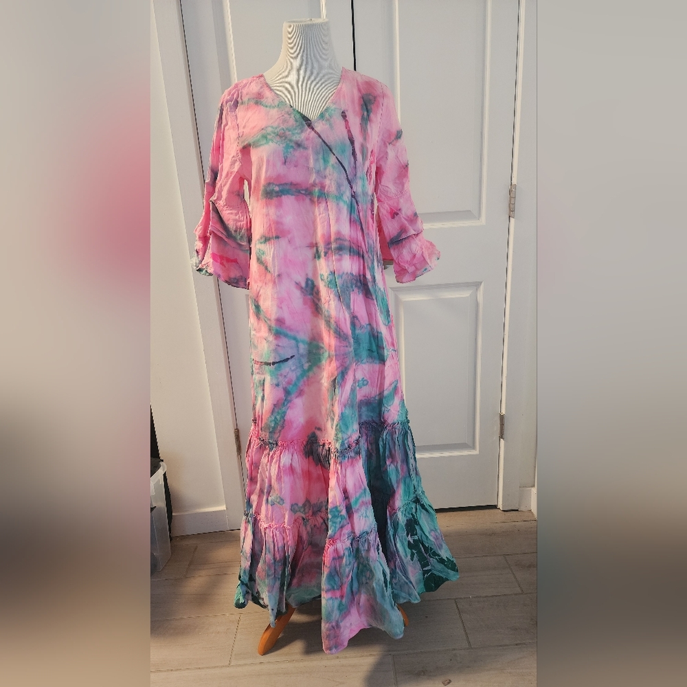 Flowy tie-dye maxi dress in pink and teal. V-neck with relaxed fit.
